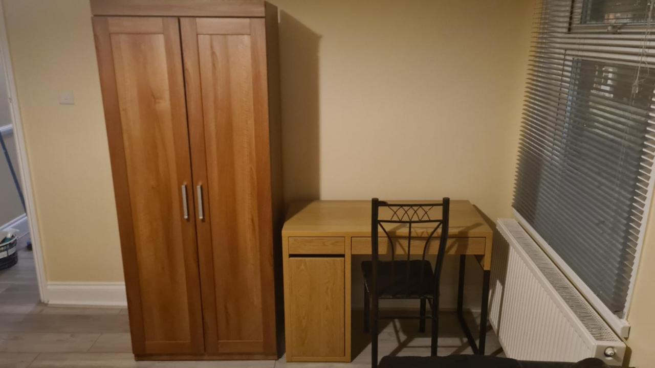 Entire 2 Bedroom Home/Flat In London, Central Line Exterior photo