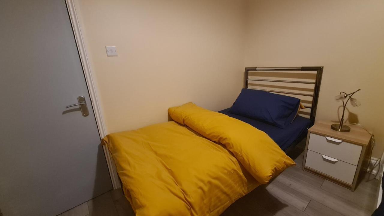 Entire 2 Bedroom Home/Flat In London, Central Line Exterior photo