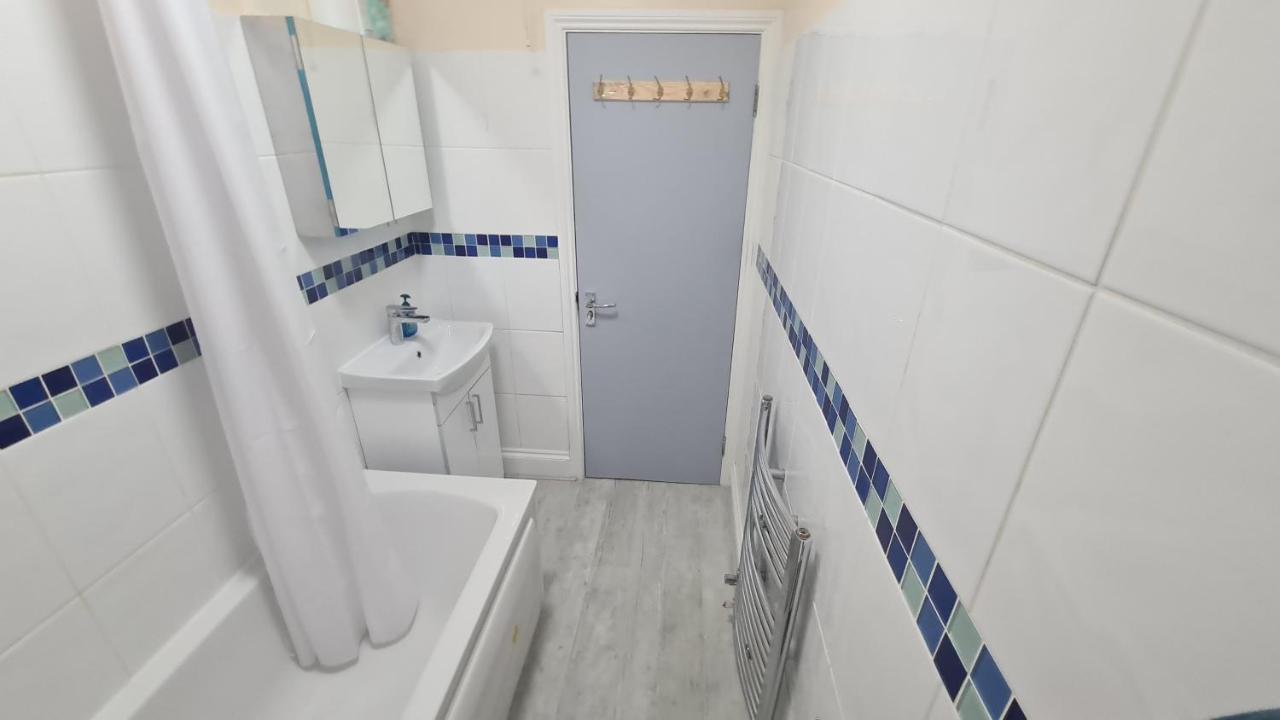 Entire 2 Bedroom Home/Flat In London, Central Line Exterior photo