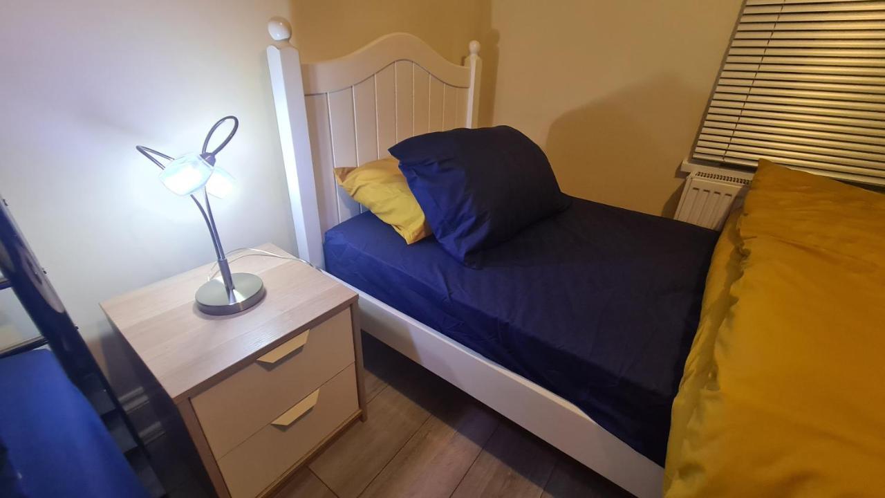 Entire 2 Bedroom Home/Flat In London, Central Line Exterior photo