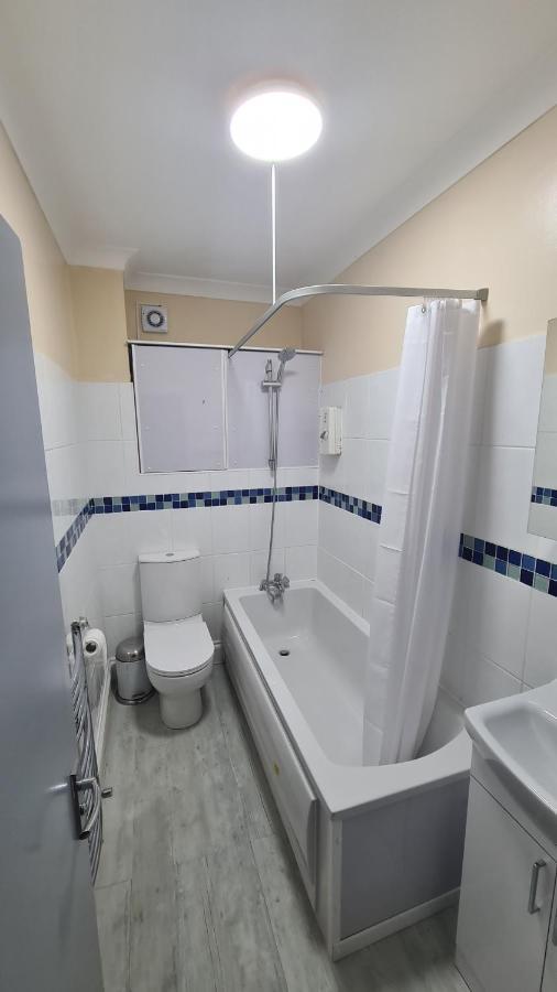 Entire 2 Bedroom Home/Flat In London, Central Line Exterior photo