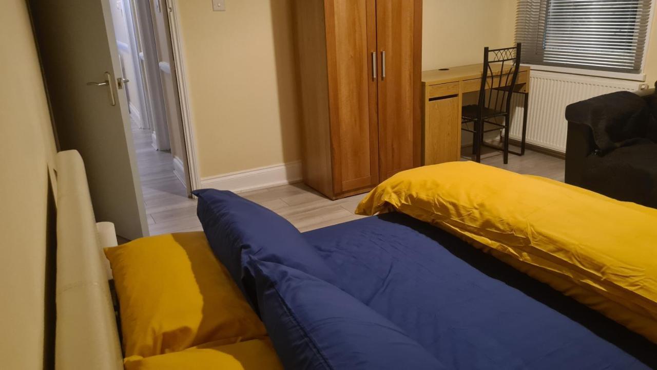 Entire 2 Bedroom Home/Flat In London, Central Line Exterior photo