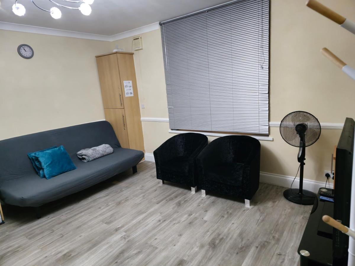 Entire 2 Bedroom Home/Flat In London, Central Line Exterior photo